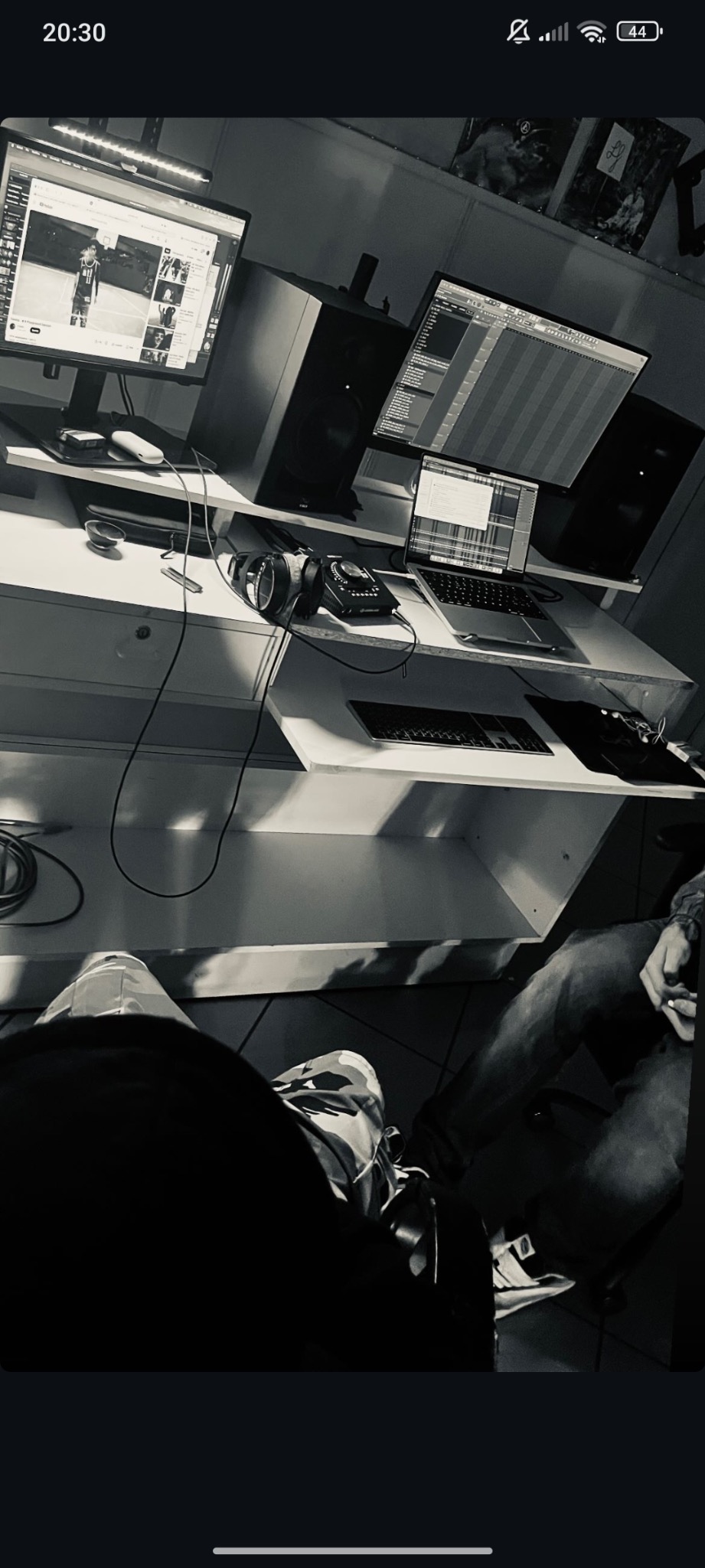 Postazione dello studio TSL Prod in bianco e nero